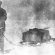 Strindberg con zapatos de nieve tirando de un trineo pesado y no apto para el terreno. Wikimedia Commons